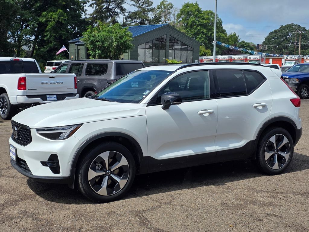 Used 2024 Volvo XC40 B5 Plus AWD/4WD image 34