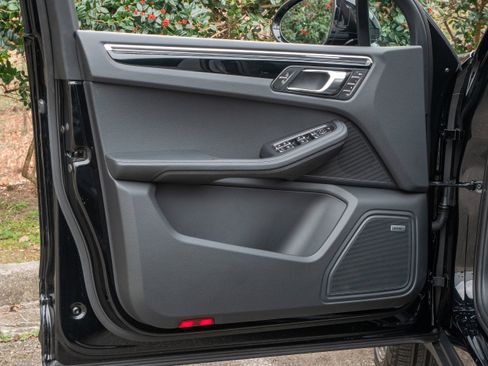 Certified 2025 Porsche Macan AWD/4WD image 27