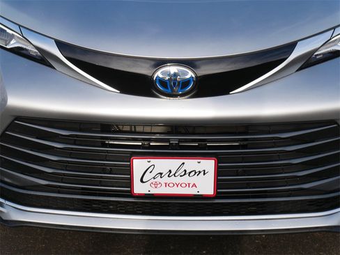 Used 2025 Toyota Sienna Platinum image 9