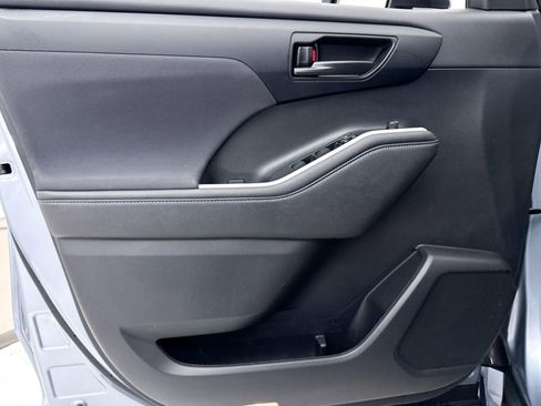 Used 2023 Toyota Highlander LE image 28