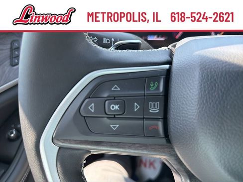 Used 2024 Jeep Grand Cherokee Limited w/ Black Appearance Package AWD/4WD image 17