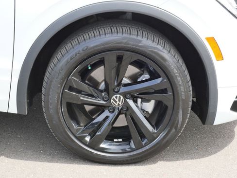 Certified 2024 Volkswagen Tiguan SE R-Line AWD/4WD image 15