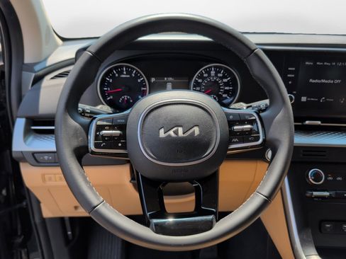 Used 2024 Kia Carnival LX FWD image 13