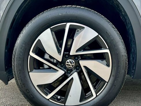 Used 2024 Volkswagen Atlas SE AWD/4WD image 31