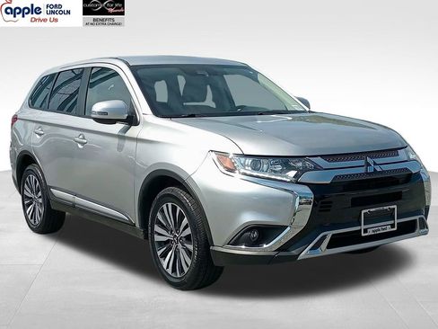 Used 2020 Mitsubishi Outlander SE image 1
