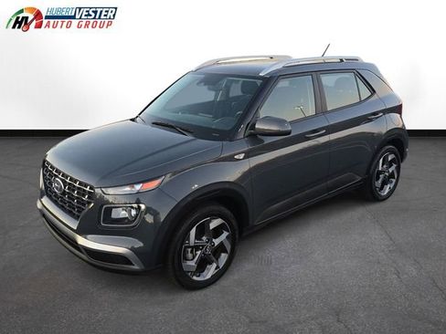 Used 2024 Hyundai Venue SEL image 2
