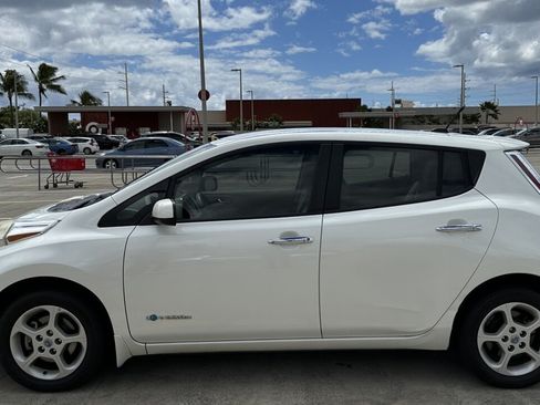 Used 2013 Nissan Leaf SV w/ LED & Quick Charge Pkg FWD image 2