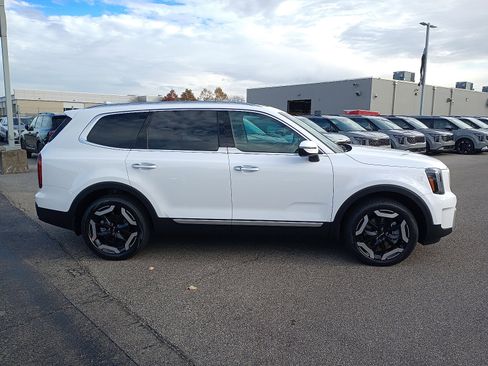 New 2025 Kia Telluride S image 2