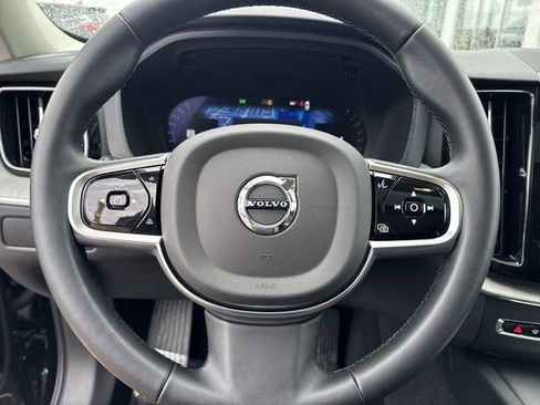 Used 2025 Volvo XC60 B5 Plus image 22