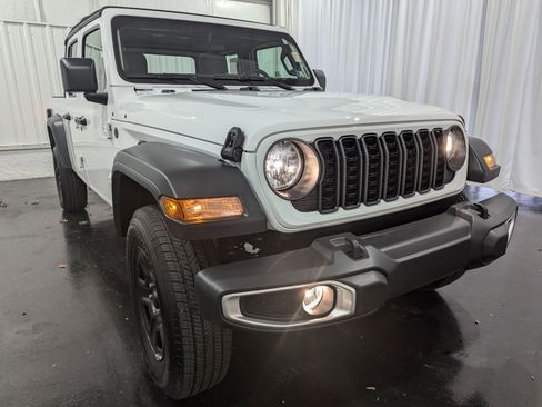 Used 2024 Jeep Gladiator Sport image 5
