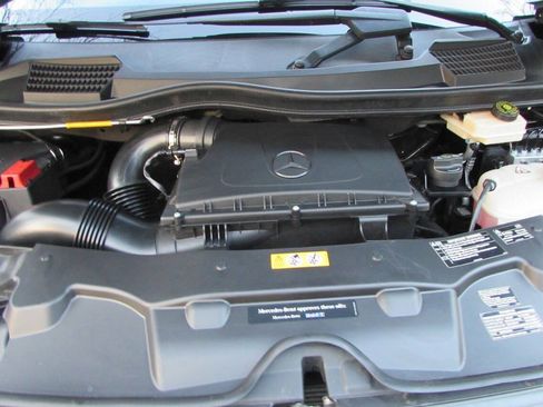 Used 2018 Mercedes-Benz Metris Passenger image 13