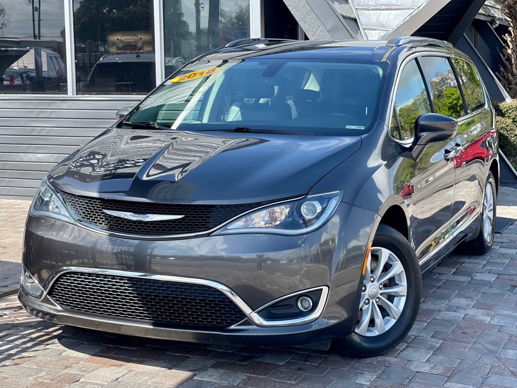 Used 2018 Chrysler Pacifica Touring-L FWD image 3