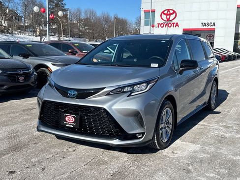 Used 2022 Toyota Sienna XSE image 3