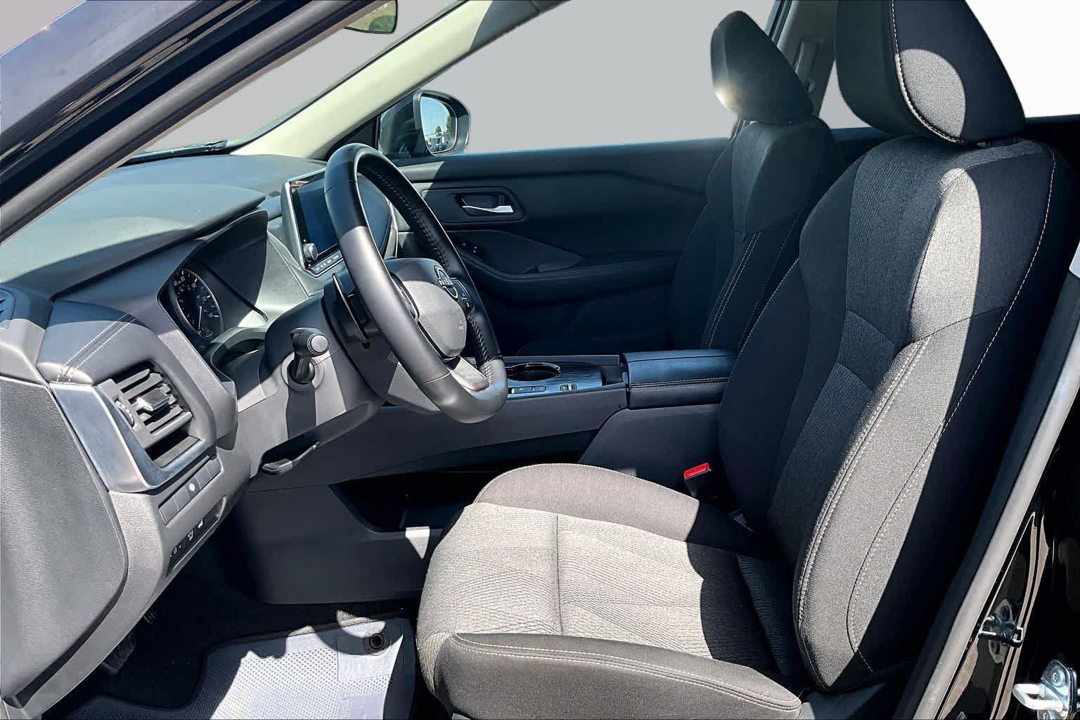 Used 2025 Nissan Rogue SV FWD image 8