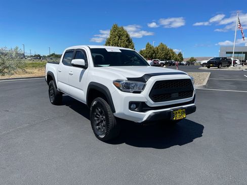 Certified 2018 Toyota Tacoma TRD Off-Road AWD/4WD image 1