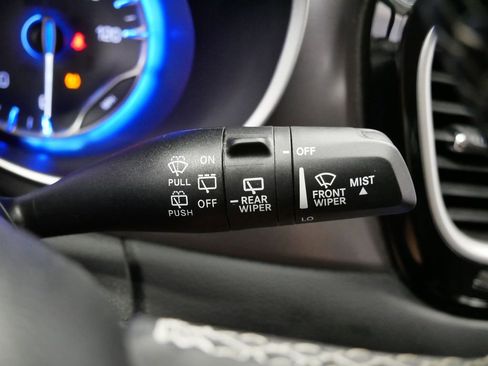 Used 2024 Chrysler Pacifica Touring-L image 29