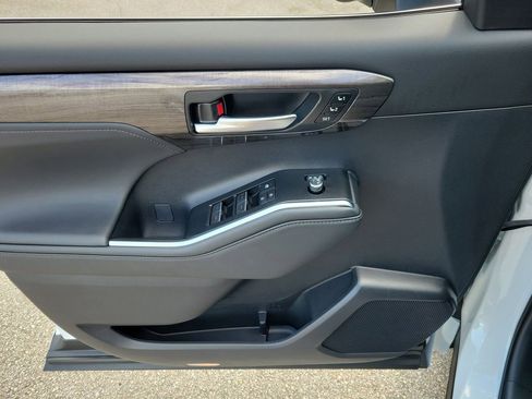 New 2026 Toyota Highlander Limited AWD/4WD image 14