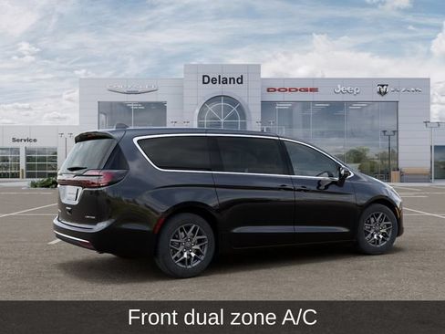 New 2027 Chrysler Pacifica Limited FWD image 4