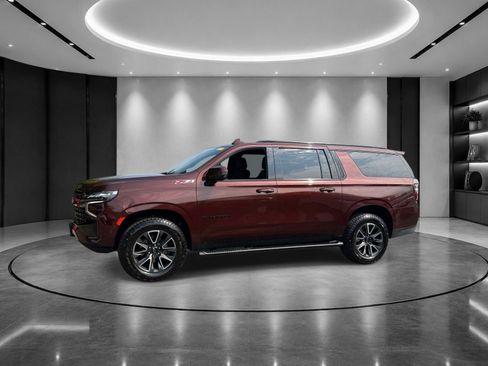 Used 2022 Chevrolet Suburban Z71 w/ Luxury Package AWD/4WD image 3