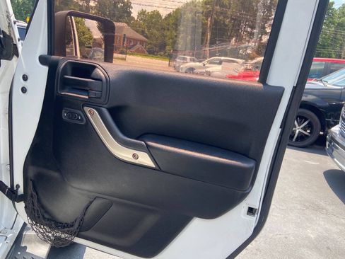 Used 2013 Jeep Wrangler Unlimited Sahara AWD/4WD image 22