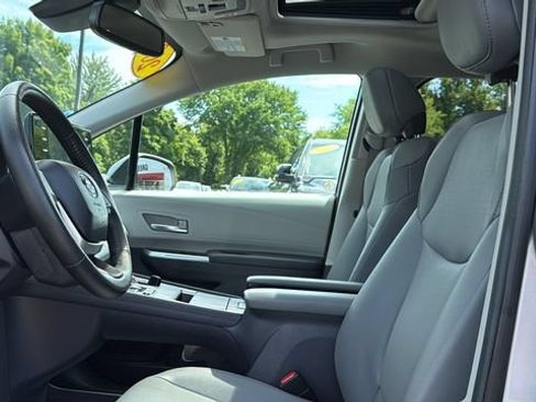 Used 2024 Toyota Sienna XLE AWD/4WD image 7
