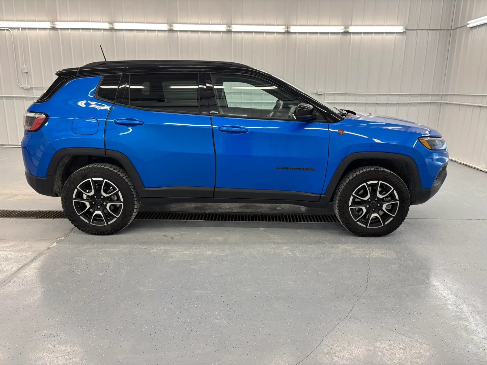 Used 2025 Jeep Compass Trailhawk w/ Trailhawk Convenience Group AWD/4WD image 2