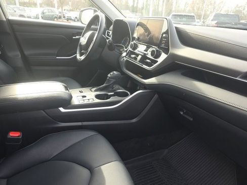 Used 2025 Toyota Highlander XLE image 10