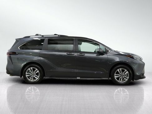 Used 2025 Toyota Sienna XLE w/ XLE Plus Package AWD/4WD image 6