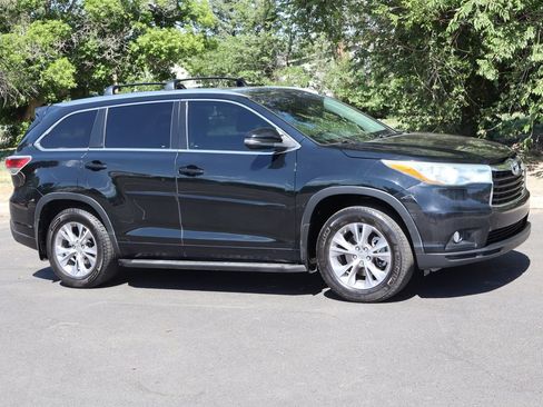 Used 2015 Toyota Highlander XLE FWD image 2