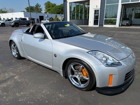 Used 2006 Nissan 350Z Grand Touring RWD image 2
