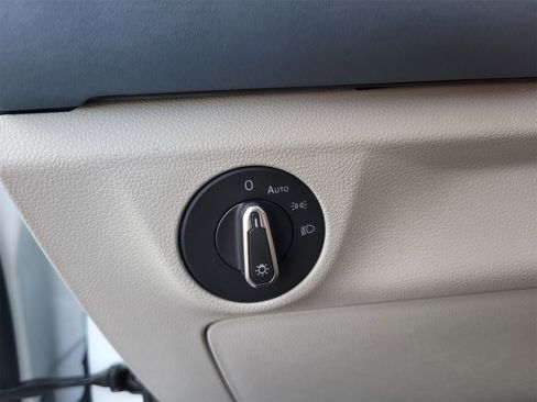 Certified 2025 Volkswagen Jetta SE image 33