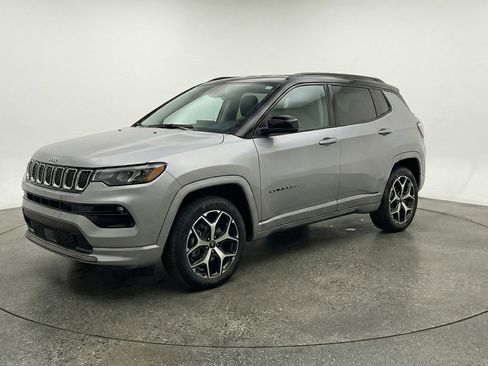 Used 2025 Jeep Compass Limited image 3