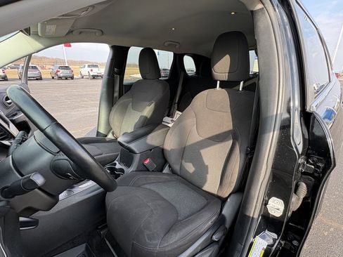 Used 2019 Jeep Cherokee Latitude w/ Cold Weather Group image 2