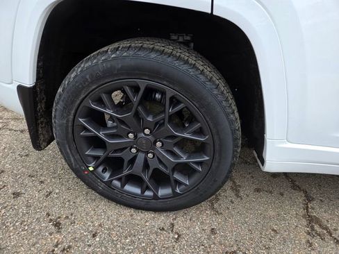 New 2026 Jeep Grand Cherokee Summit image 9