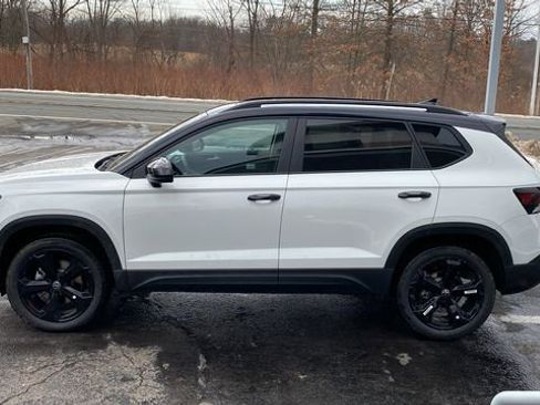 New 2026 Volkswagen Taos SE image 8