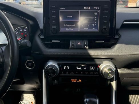 Used 2019 Toyota RAV4 XLE Premium image 18