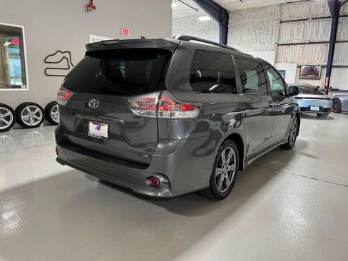 Used 2019 Toyota Sienna SE Premium image 46