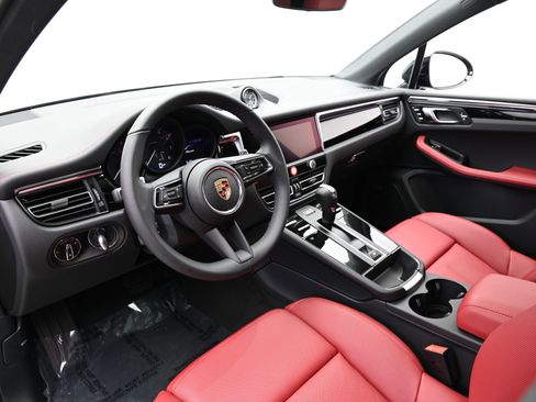 Used 2025 Porsche Macan image 4