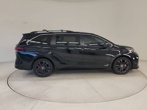 Used 2021 Toyota Sienna XSE w/ XSE Plus Package image 6