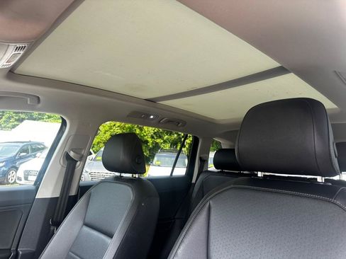 Used 2020 Volkswagen Tiguan SE w/ Panoramic Sunroof Package AWD/4WD image 12