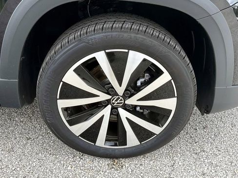 Used 2024 Volkswagen Taos SE image 29