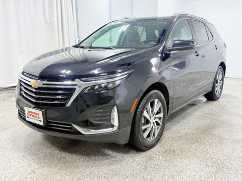 Used 2023 Chevrolet Equinox Premier image 2