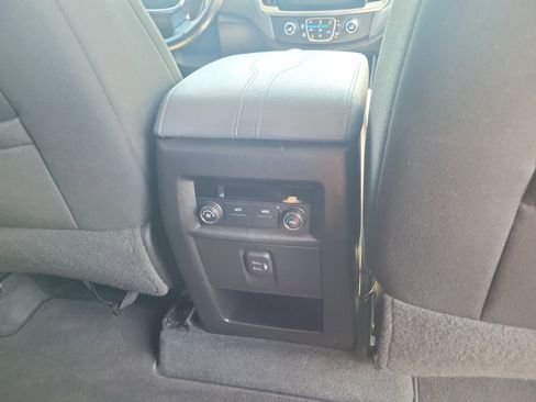 Used 2021 Chevrolet Traverse LT FWD image 17