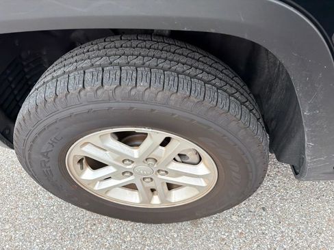 Used 2025 Jeep Grand Cherokee Laredo RWD image 11