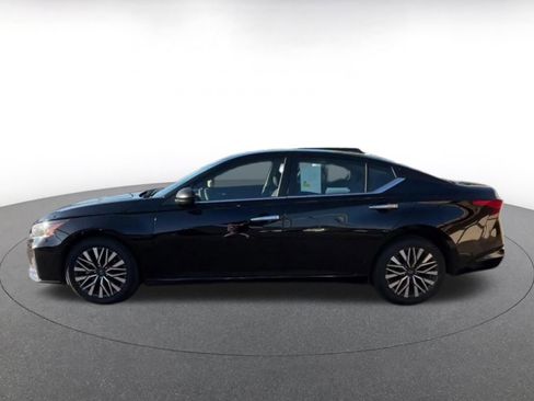 Used 2025 Nissan Altima 2.5 SV FWD image 8