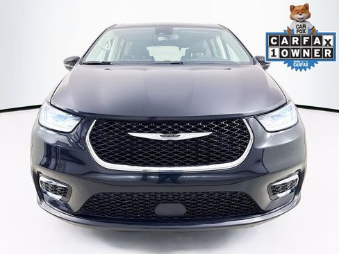 Used 2024 Chrysler Pacifica Touring-L FWD image 2