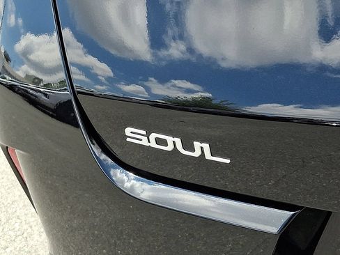 Used 2025 Kia Soul LX w/ LX Technology Package FWD image 30