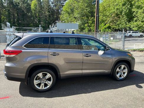 Used 2017 Toyota Highlander Limited AWD/4WD image 4