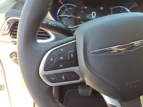 Used 2024 Chrysler Pacifica Limited FWD image 10