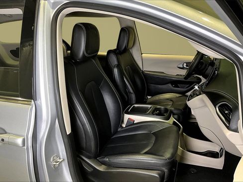 Used 2024 Chrysler Pacifica Select image 30